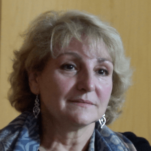 La imagen tiene un atributo ALT vacío; su nombre de archivo es amparo-martinez-foto-cudrada.png